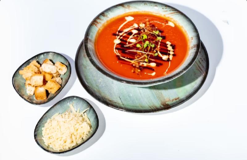 Tomat şorbası parmesan çipsləri ilə