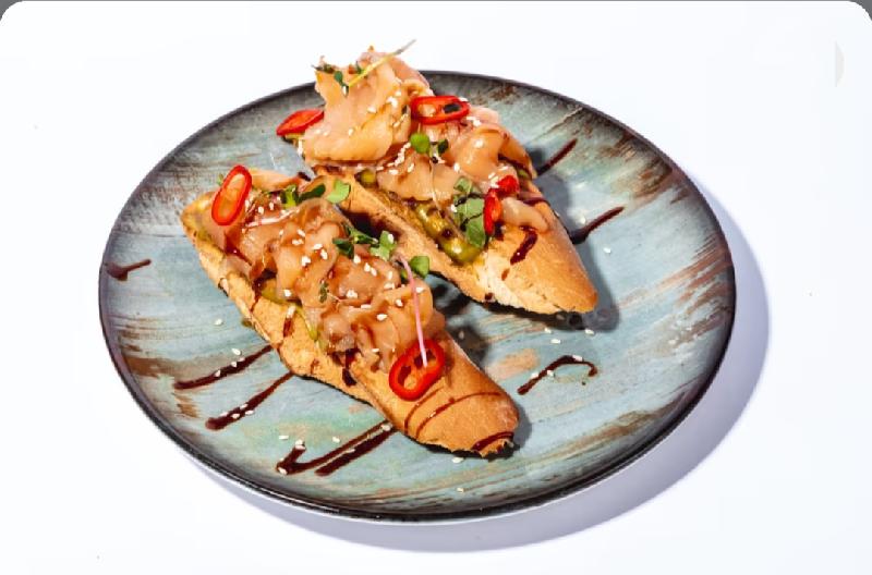 Bruschetta hisə verilmiş qızılbalıq və avokado ilə