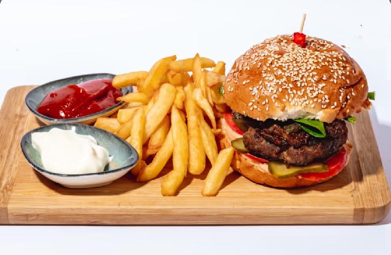 Ətli burger, karamelizə edilmiş soğan və evsayağı barbekü sousu ilə