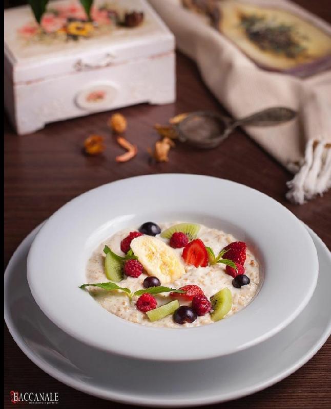 Porridge with fresh fruits