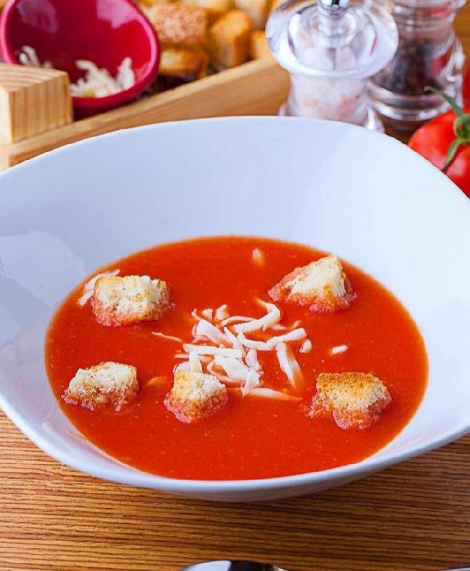 Tomato soup with Mozzarella & Croutons