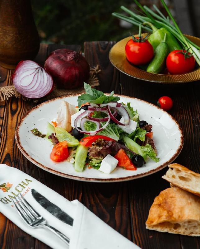 Çoban salatı pendir ilə