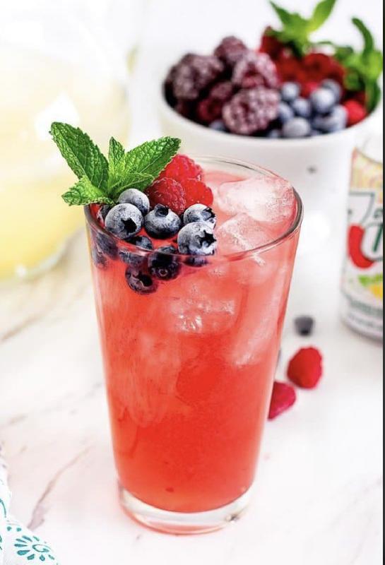 Red berries lemonade