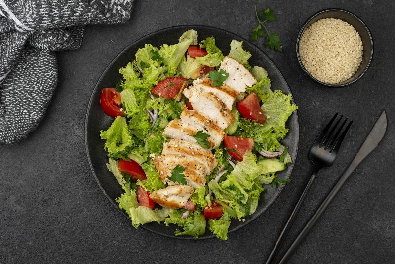 Toyuq salatı 