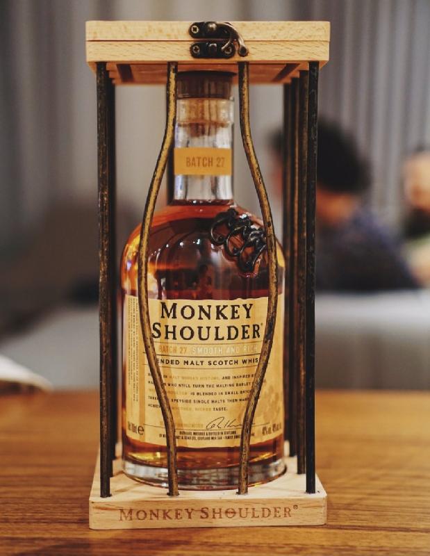 Monkey sholders 