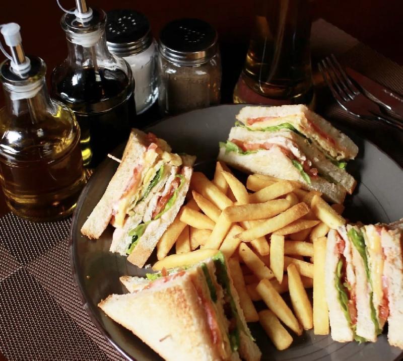Club sandviç + fri