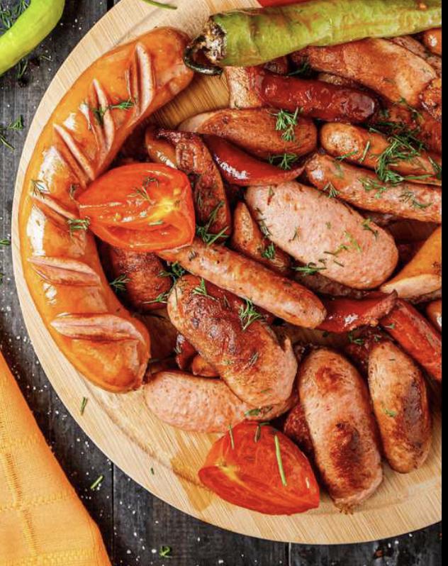Assorti sosislər manqalda 