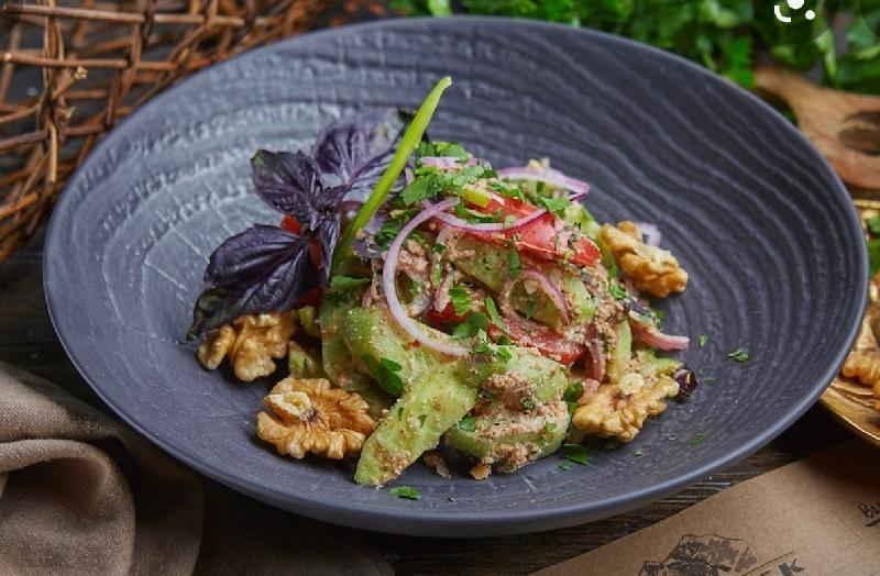 Qozlu Gürcü salatı