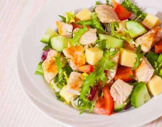 Toyuq salatı
