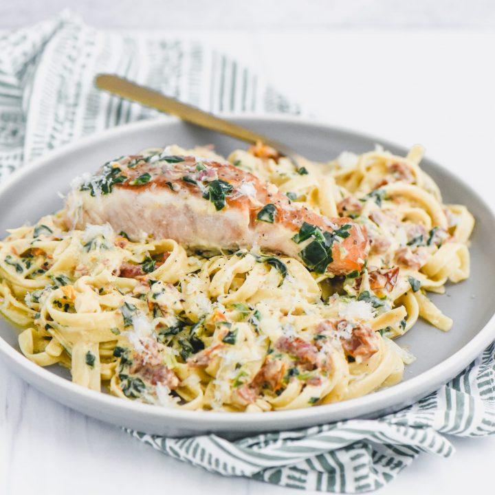 Fettuccine qızıl balıq ilə