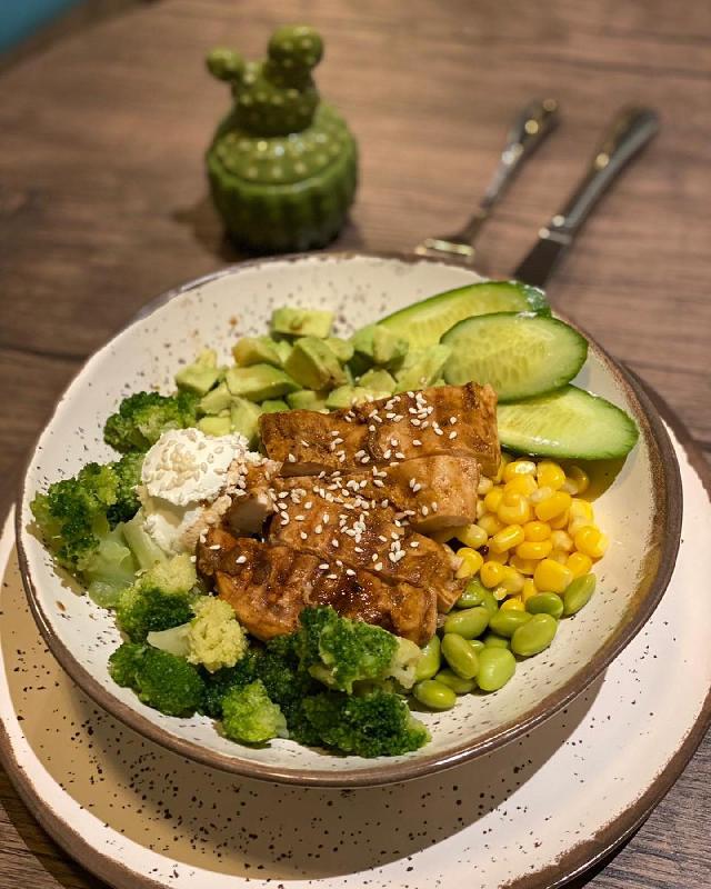 Toyuq ilə poke bowl