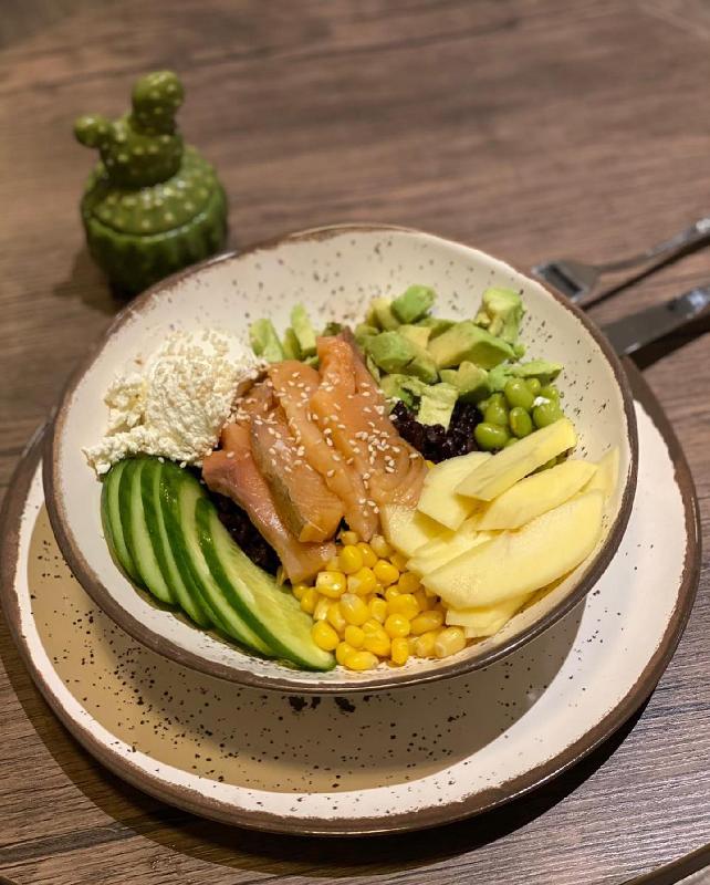 Qızıl balıq ilə poke bowl