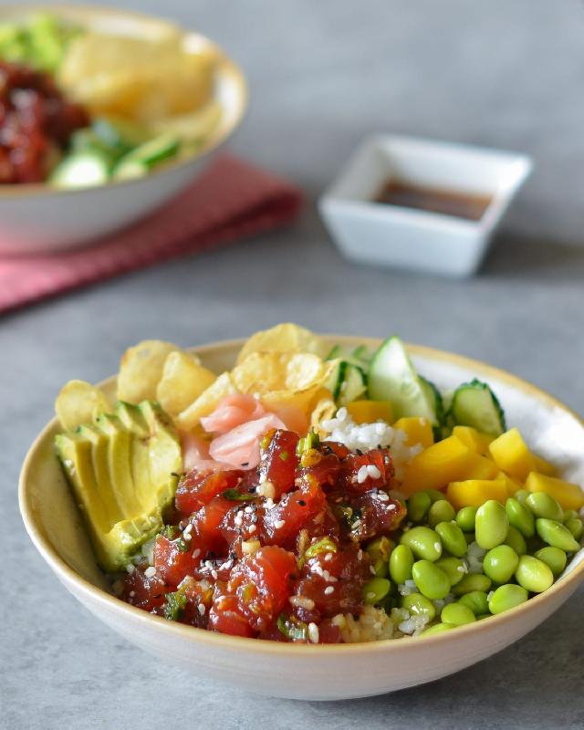Tuna ilə poke bowl