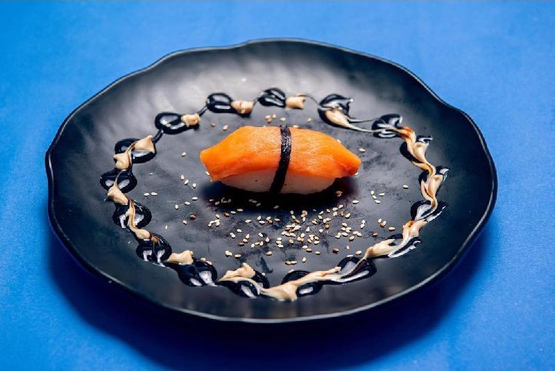 Salmon nigiri