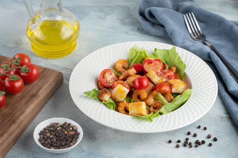 Sezar salatı krevetka ilə