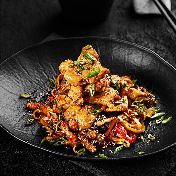 Teriyaki toyuğu yumurtalı Əriştə İlə