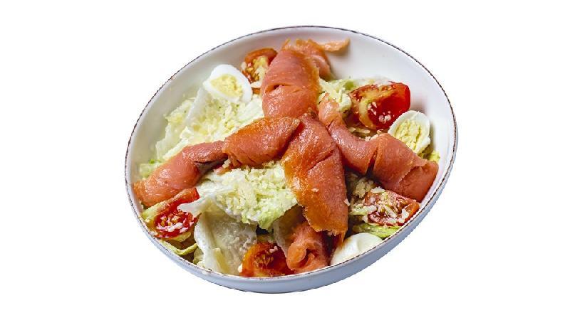 Sezar salmon salad