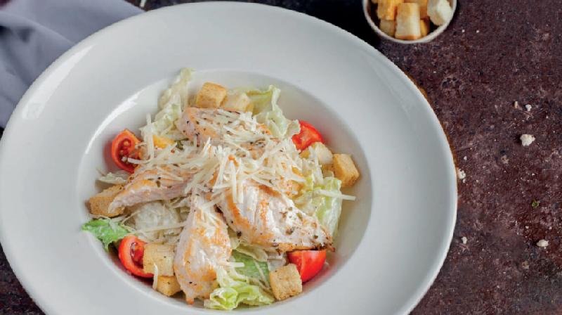 Toyuqlu Sezar Salatı