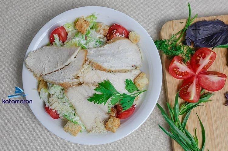 Sezar salatı toyuq əti ilə