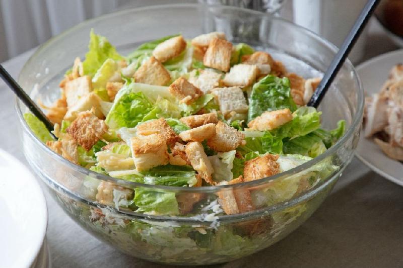 Sezar salata tavuklu