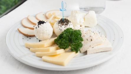 Pendir assorti
