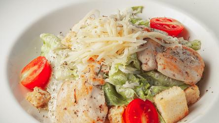 Sezar Toyuq Salatı