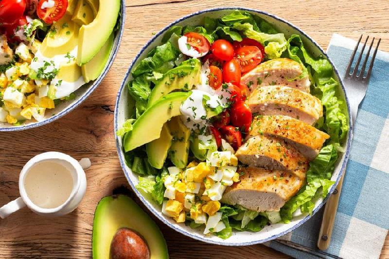Toyuqlu Avokado Salatı