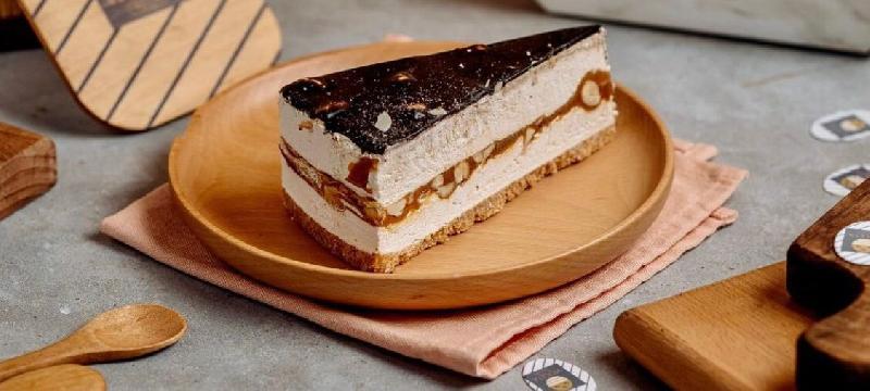 Snikers Ice Cream Cake