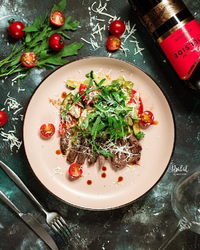 Ağ pendirli nar salatı 