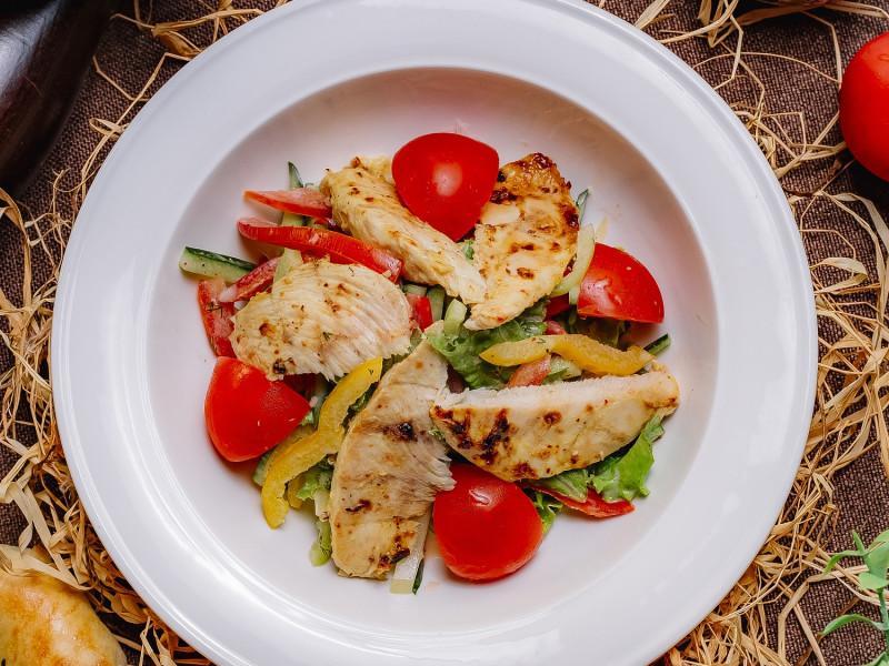 Toyuq salatı
