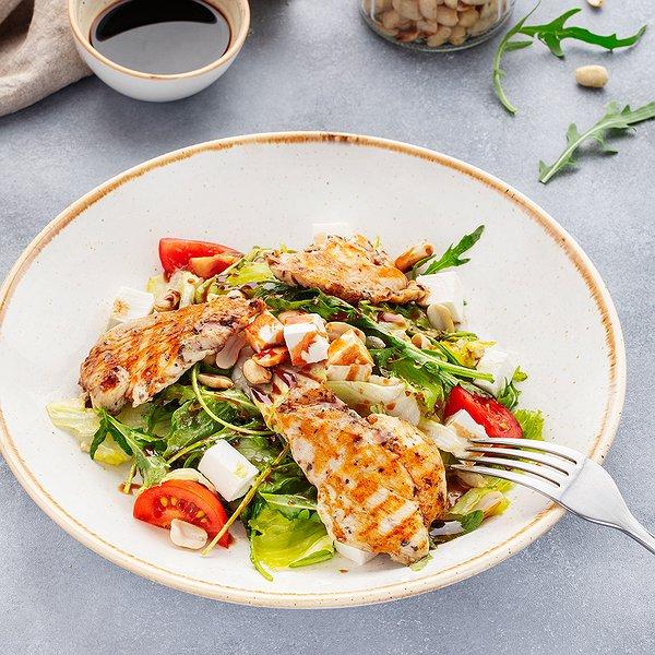 Tərəvəzli salat toyuq və feta pendiri ilə