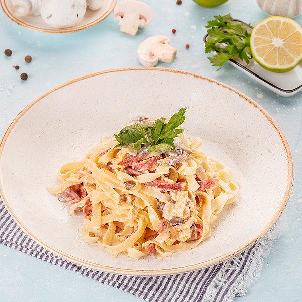 Fettuçine hind toyuğu vetçinası ilə  