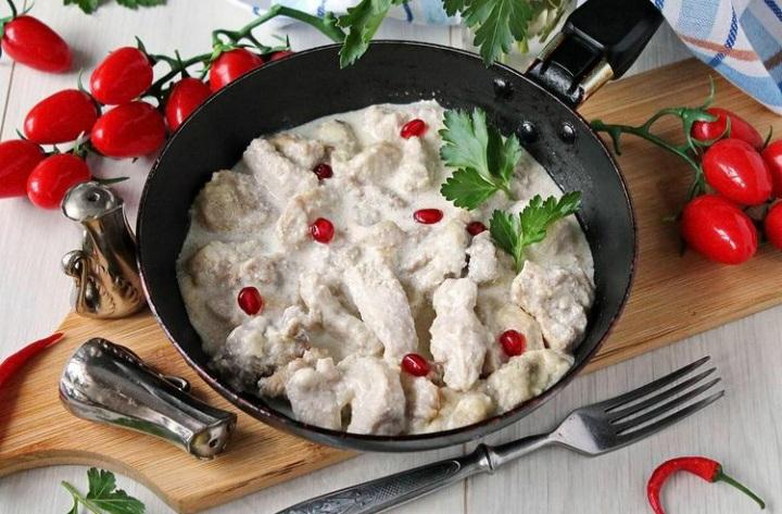 Qaymaqlı göbələk ilə toyuq filesi