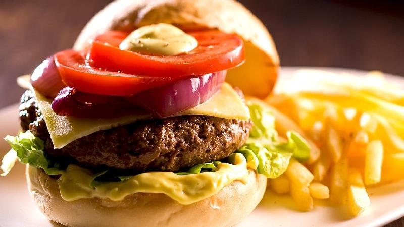 Burger mal ətindən kartof fri ilə 