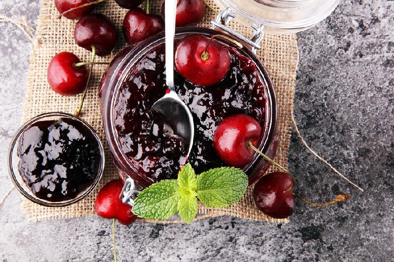 Qırmızı gilas mürəbbəsi