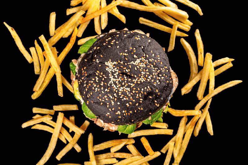 Qara burger pendirli dana ətindən kartof fri ilə(şefin özəl sousu ilə)