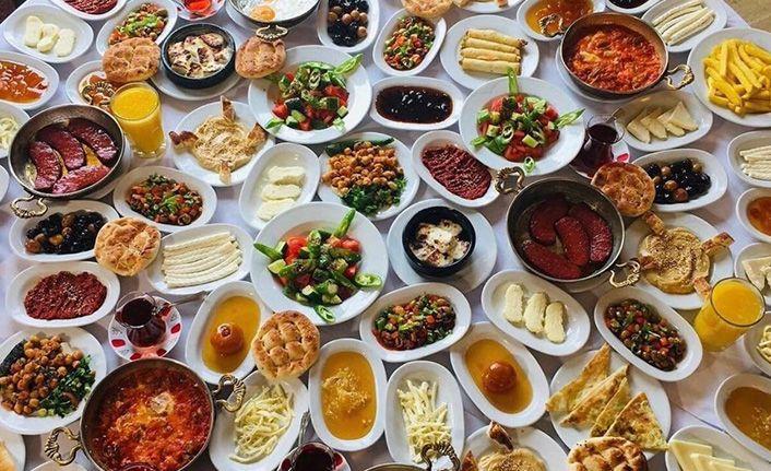 Ekmek, puf ekmeği (taze), Simit, poğaça (taze), Beyaz peynir, Tel peyniri, Örgü peyniri, Tulum peyniri, Siyah ve yeşil zeytin, Bal-kaymak, Sosis, Domates salatalık, Nutella, Sigara böreği, 3 çeşid reçel, Limitsiz çay, Omlet (peynirli, mantarlı), Menemen, Sucuklu yumurta