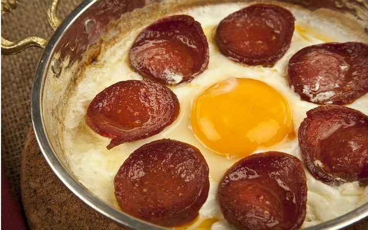 Sucuqlu yumurta