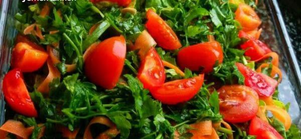 Ekşi domates salatası