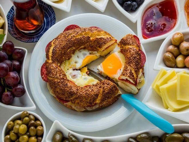 Sucuklu yumurtlalı simit