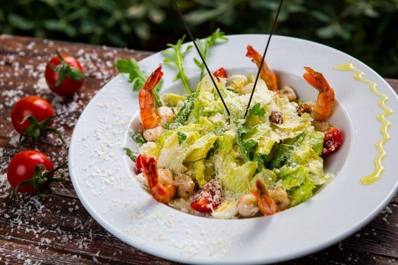 Sezar Salatı Krevet ilə