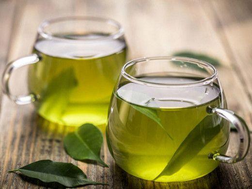 Çay fincanda yaşıl