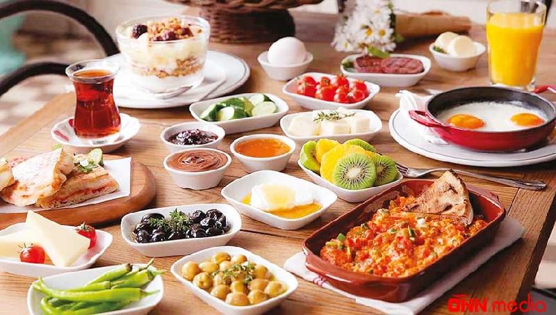 Ağ pendir, qauda pendiri, pomidor, xiyar, qara zeytun, qaymaq, kərə yağı, bal, yumurta (qlazok, soyutma, sadə omlet)