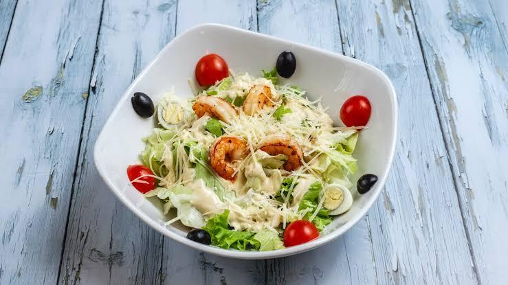 Sezar salatı krevetkalı