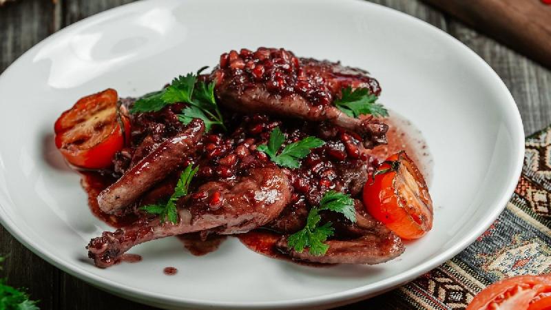 Toyuq nar sousu ilə 