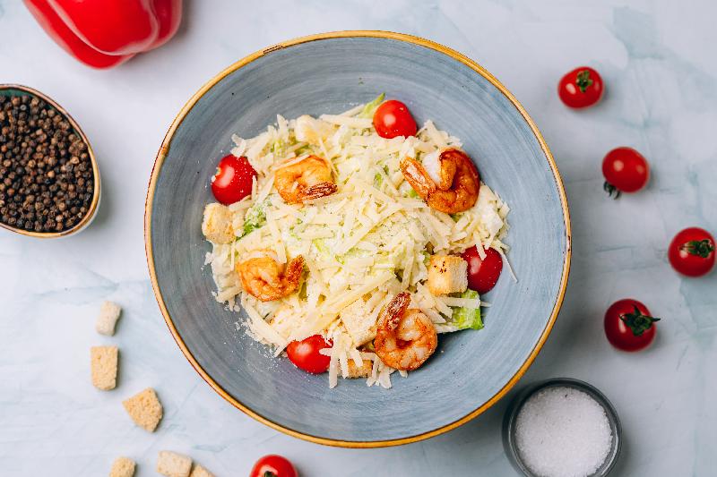 Sezar salatı krevetka 