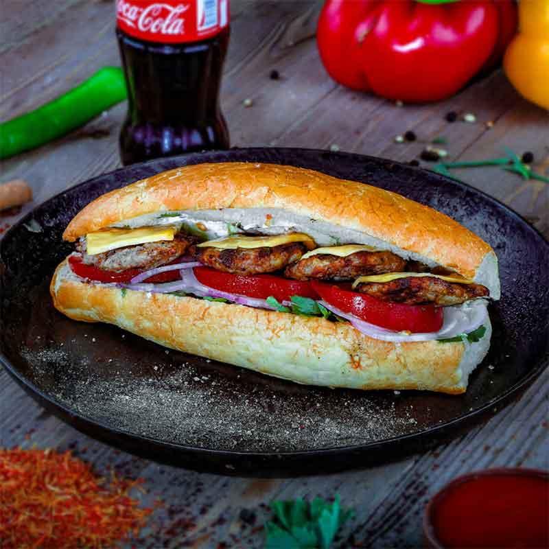 Çörəkdə pendirli toyuq köftə