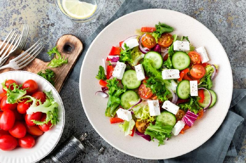 Şiraz soslu yunan salata
