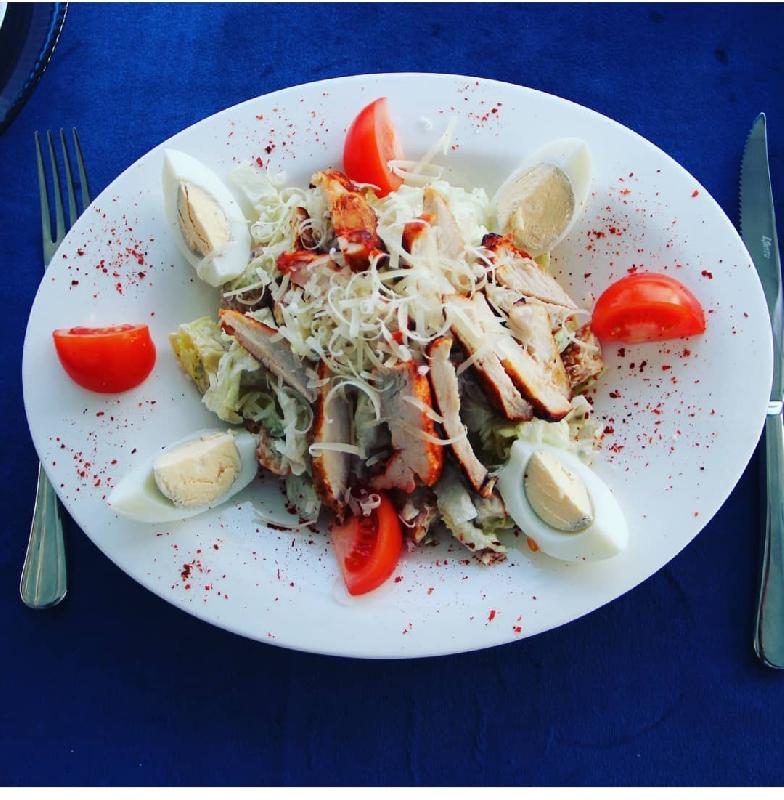 Sezar salatı (toyuq əti ilə)