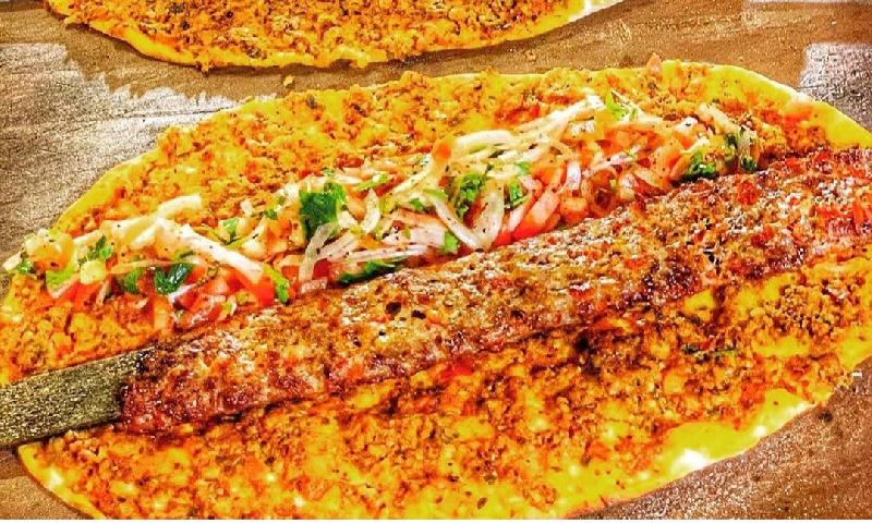 Lahmacun arası Adana kabab